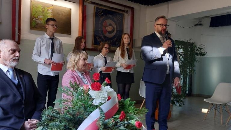 uroczystosc ku pamięci 10 Polakow zastrzelonych przez Niemcow przy ul H. Sienkiewicza 6 listopada 943 r -009.jpg