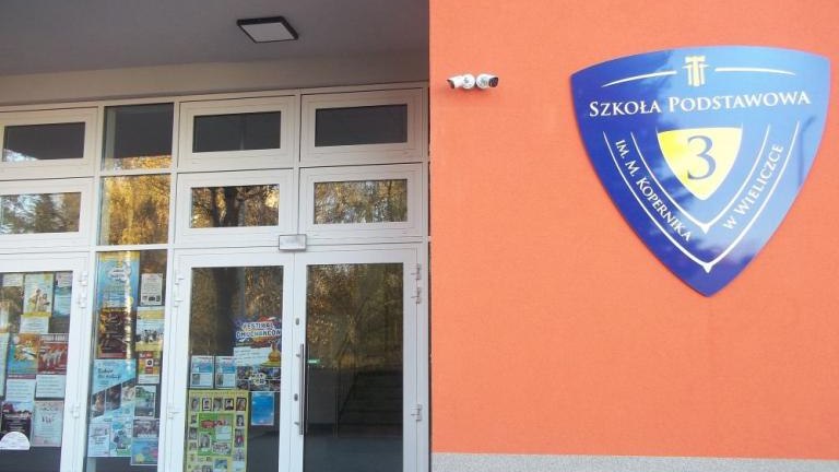 uroczystosc ku pamięci 10 Polakow zastrzelonych przez Niemcow przy ul H. Sienkiewicza 6 listopada 943 r -014.jpg