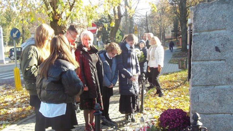 uroczystosc ku pamięci 10 Polakow zastrzelonych przez Niemcow przy ul H. Sienkiewicza 6 listopada 943 r -017.jpg