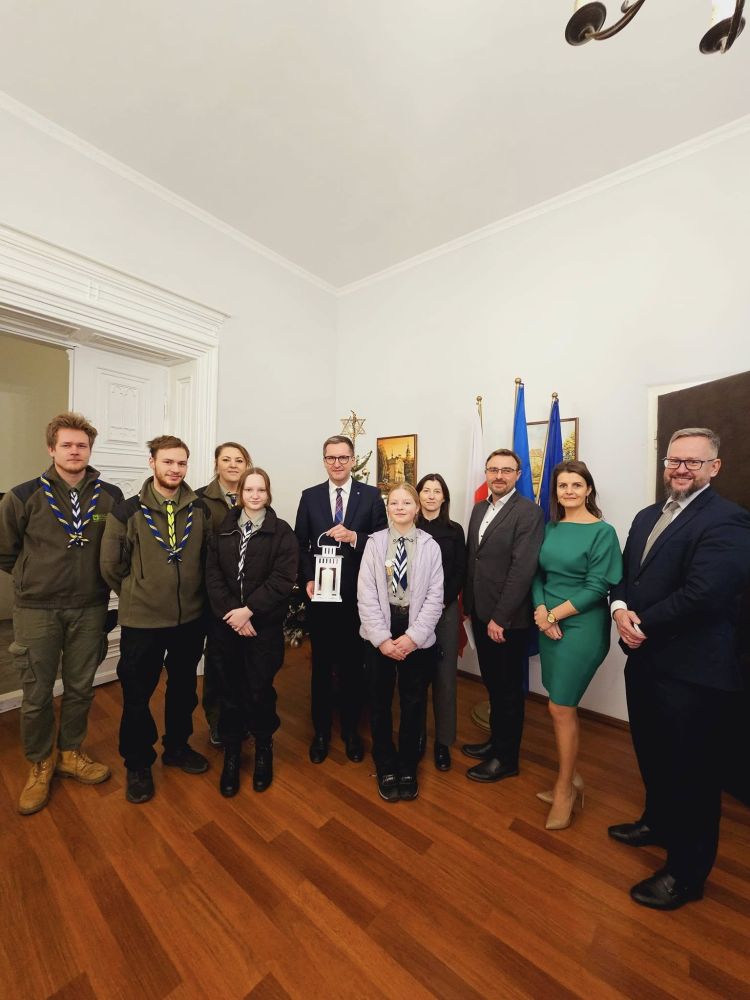Betlejemskie Swiatlo Pokoju dotarlo do Wielickiego Magistratu 1.jpg