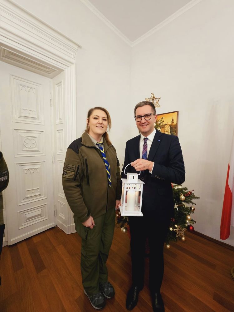 Betlejemskie Swiatlo Pokoju dotarlo do Wielickiego Magistratu.jpg