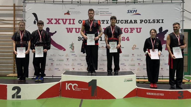 Wiktoria Dębosz i Karol Bromblik na podium.jpg
