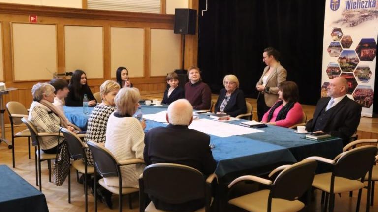 spotkanie Gminnej Rady Seniorow i Mlodziezowej Rady Miejskiej – dialog pokolen w wielickim magistracie-008.jpg