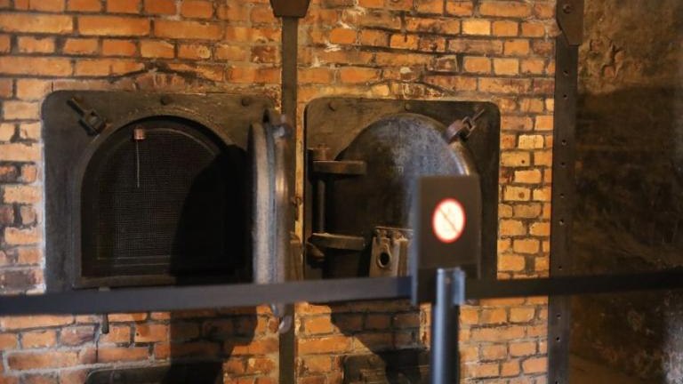80. rocznica wyzwolenia niemieckiego obozu zagłady Auschwitz-Birkenau Przedstawiciele Klubu Przyjaciol Wieliczka-001.jpg