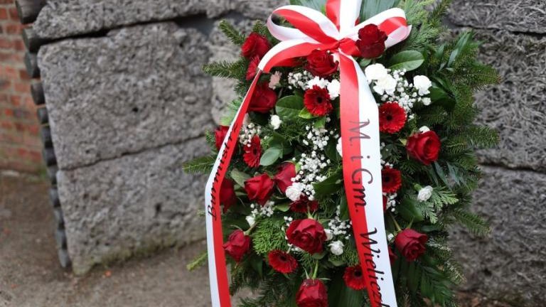 80. rocznica wyzwolenia niemieckiego obozu zagłady Auschwitz-Birkenau Przedstawiciele Klubu Przyjaciol Wieliczka-002.jpg