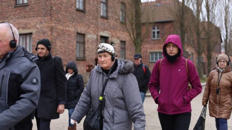 80. rocznica wyzwolenia niemieckiego obozu zagłady Auschwitz-Birkenau Przedstawiciele Klubu Przyjaciol Wieliczka-003.jpg
