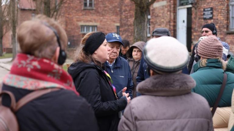 80. rocznica wyzwolenia niemieckiego obozu zagłady Auschwitz-Birkenau Przedstawiciele Klubu Przyjaciol Wieliczka-004.jpg