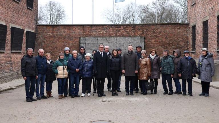 80. rocznica wyzwolenia niemieckiego obozu zagłady Auschwitz-Birkenau Przedstawiciele Klubu Przyjaciol Wieliczka-005.jpg