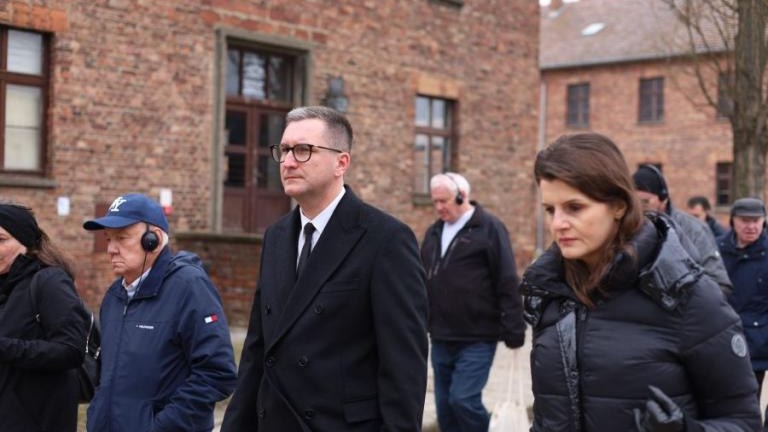 80. rocznica wyzwolenia niemieckiego obozu zagłady Auschwitz-Birkenau Przedstawiciele Klubu Przyjaciol Wieliczka-007.jpg