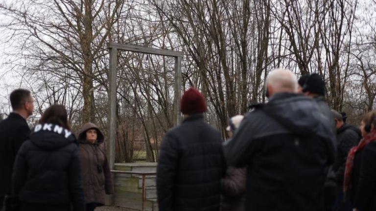 80. rocznica wyzwolenia niemieckiego obozu zagłady Auschwitz-Birkenau Przedstawiciele Klubu Przyjaciol Wieliczka-009.jpg