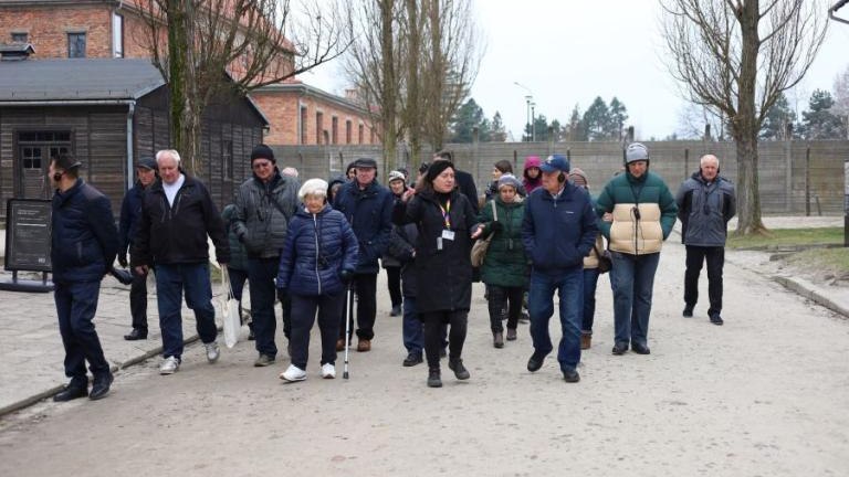 80. rocznica wyzwolenia niemieckiego obozu zagłady Auschwitz-Birkenau Przedstawiciele Klubu Przyjaciol Wieliczka-010.jpg