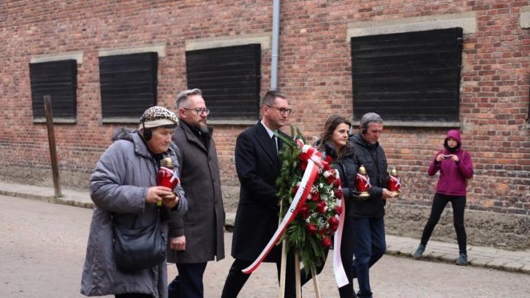 80. rocznica wyzwolenia niemieckiego obozu zagłady Auschwitz-Birkenau Przedstawiciele Klubu Przyjaciol Wieliczka-011.jpg