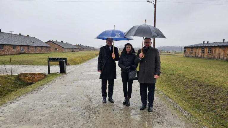 80. rocznica wyzwolenia niemieckiego obozu zagłady Auschwitz-Birkenau Przedstawiciele Klubu Przyjaciol Wieliczka-012.jpg