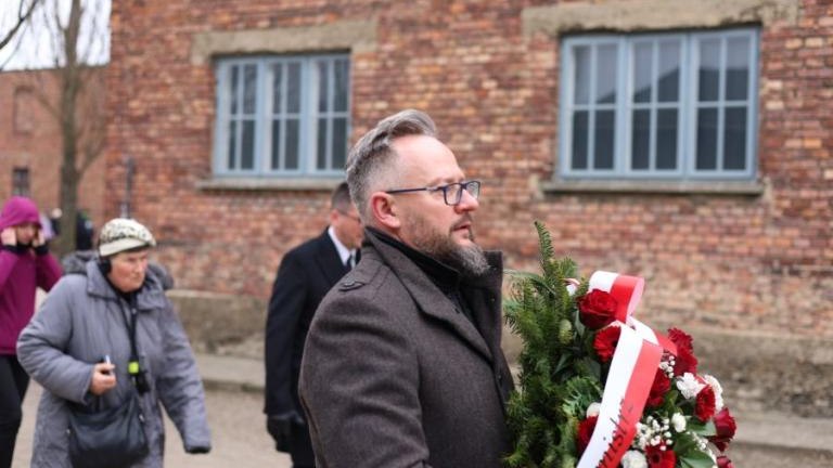 80. rocznica wyzwolenia niemieckiego obozu zagłady Auschwitz-Birkenau Przedstawiciele Klubu Przyjaciol Wieliczka-013.jpg