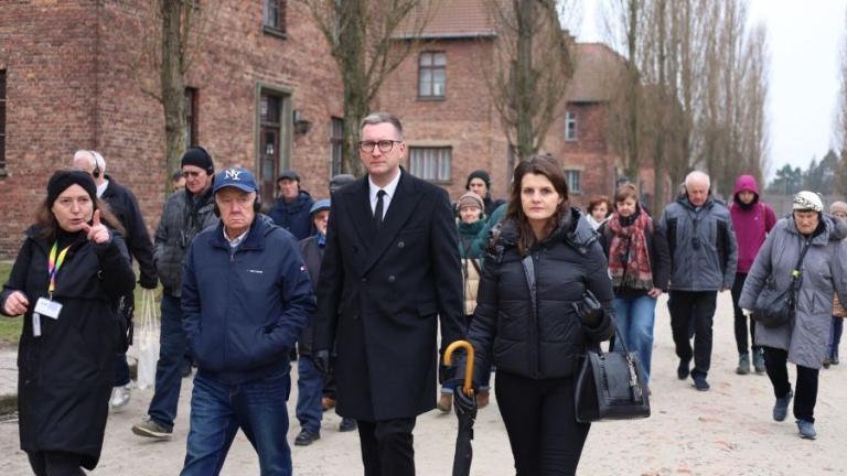 80. rocznica wyzwolenia niemieckiego obozu zagłady Auschwitz-Birkenau Przedstawiciele Klubu Przyjaciol Wieliczka-015.jpg