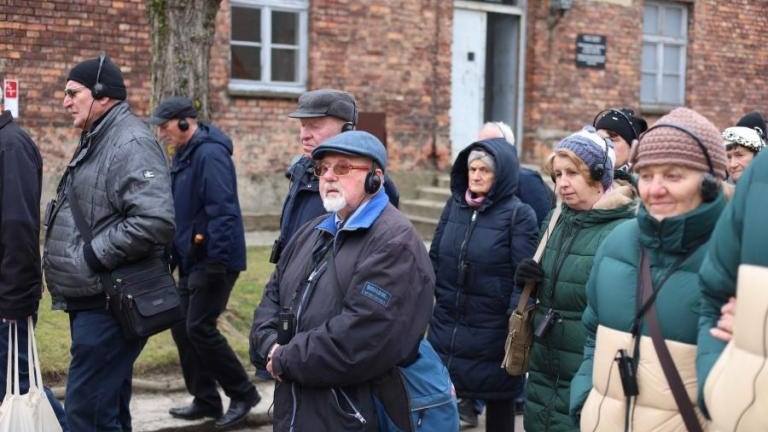 80. rocznica wyzwolenia niemieckiego obozu zagłady Auschwitz-Birkenau Przedstawiciele Klubu Przyjaciol Wieliczka-016.jpg