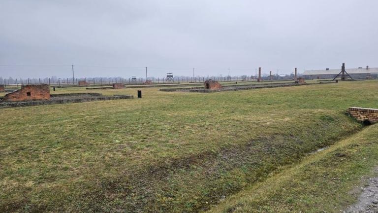 80. rocznica wyzwolenia niemieckiego obozu zagłady Auschwitz-Birkenau Przedstawiciele Klubu Przyjaciol Wieliczka-017.jpg