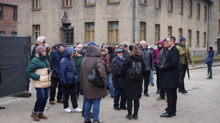 80. rocznica wyzwolenia niemieckiego obozu zagłady Auschwitz-Birkenau Przedstawiciele Klubu Przyjaciol Wieliczka-018.jpg