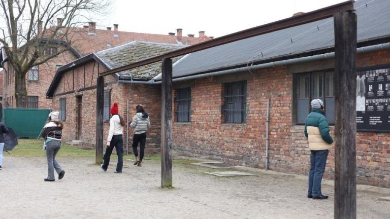 80. rocznica wyzwolenia niemieckiego obozu zagłady Auschwitz-Birkenau Przedstawiciele Klubu Przyjaciol Wieliczka-019.jpg