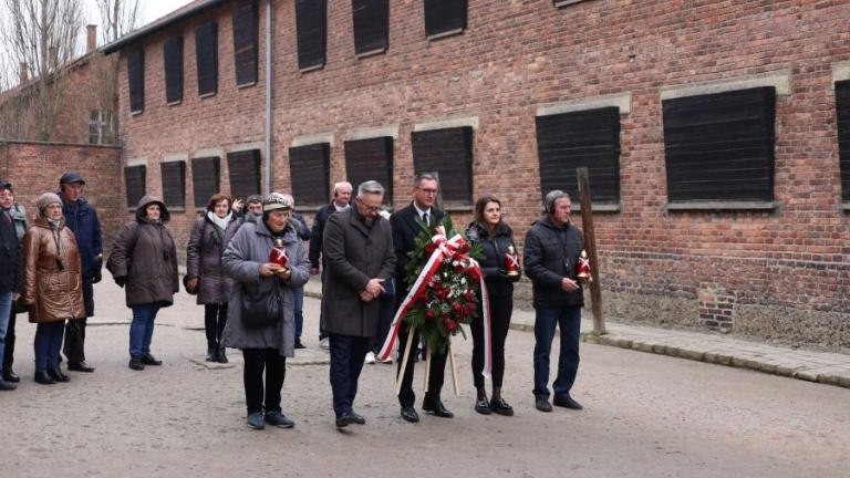 80. rocznica wyzwolenia niemieckiego obozu zagłady Auschwitz-Birkenau Przedstawiciele Klubu Przyjaciol Wieliczka-026.jpg