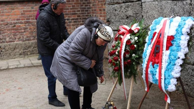 80. rocznica wyzwolenia niemieckiego obozu zagłady Auschwitz-Birkenau Przedstawiciele Klubu Przyjaciol Wieliczka-027.jpg