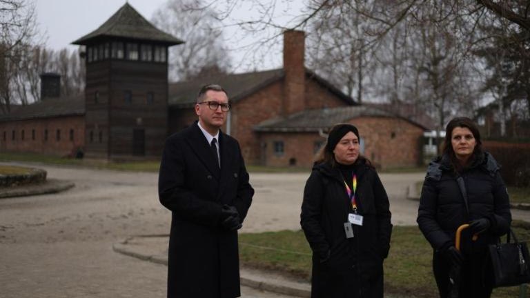 80. rocznica wyzwolenia niemieckiego obozu zagłady Auschwitz-Birkenau Przedstawiciele Klubu Przyjaciol Wieliczka-028.jpg