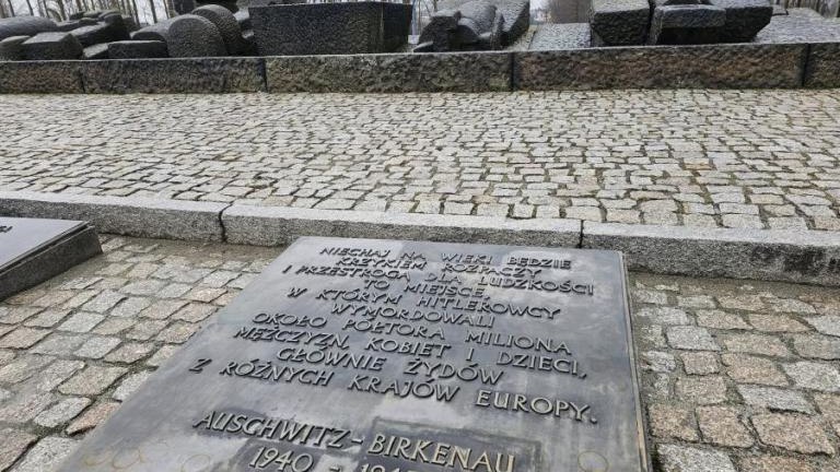 80. rocznica wyzwolenia niemieckiego obozu zagłady Auschwitz-Birkenau Przedstawiciele Klubu Przyjaciol Wieliczka-029.jpg