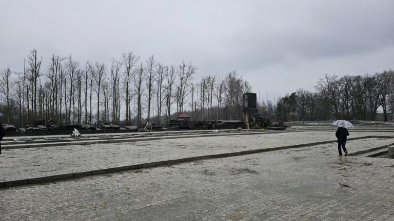 80. rocznica wyzwolenia niemieckiego obozu zagłady Auschwitz-Birkenau Przedstawiciele Klubu Przyjaciol Wieliczka-031.jpg