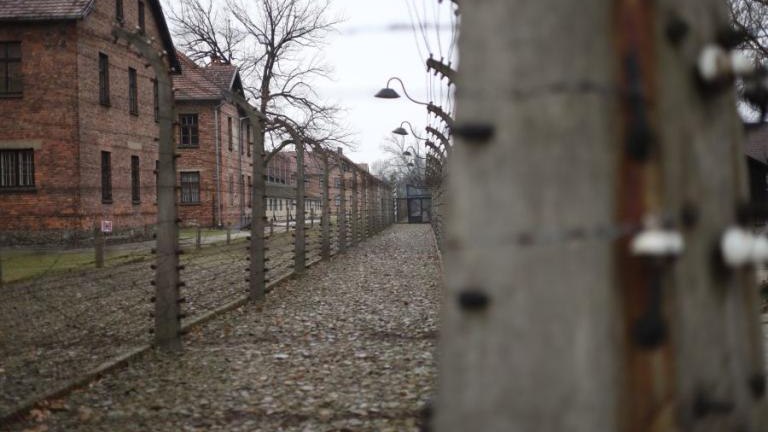 80. rocznica wyzwolenia niemieckiego obozu zagłady Auschwitz-Birkenau Przedstawiciele Klubu Przyjaciol Wieliczka-037.jpg