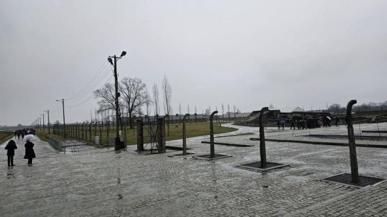 80. rocznica wyzwolenia niemieckiego obozu zagłady Auschwitz-Birkenau Przedstawiciele Klubu Przyjaciol Wieliczka-039.jpg