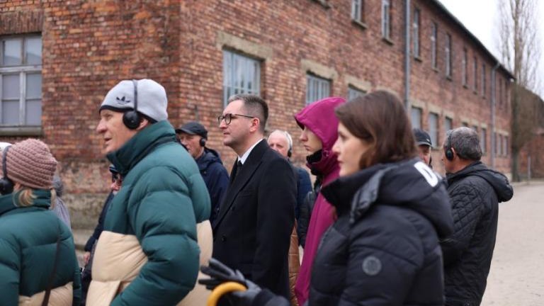 80. rocznica wyzwolenia niemieckiego obozu zagłady Auschwitz-Birkenau Przedstawiciele Klubu Przyjaciol Wieliczka-040.jpg