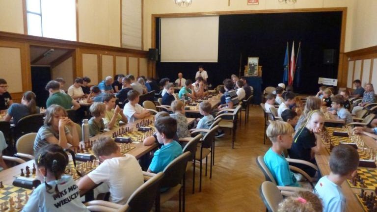 „Pierscien Swietej Kingi dla Stepana Firsova w Grupie A i  Krzysztofa Topora w grupie B V Turnieju Szachowego w Wieliczce_007.jpg