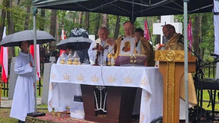 Hold Bohaterom w sercu Puszczy Niepołomickiej z przedstawicielami Samorzadu Wielickiego i KPW-001.jpg