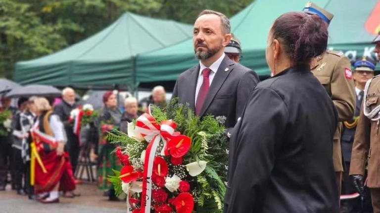 Hold Bohaterom w sercu Puszczy Niepołomickiej z przedstawicielami Samorzadu Wielickiego i KPW-002.jpg