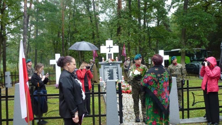 Hold Bohaterom w sercu Puszczy Niepołomickiej z przedstawicielami Samorzadu Wielickiego i KPW-005.jpg