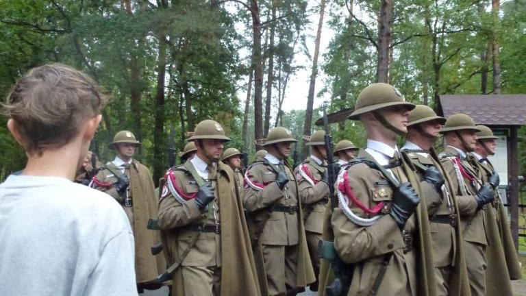 Hold Bohaterom w sercu Puszczy Niepołomickiej z przedstawicielami Samorzadu Wielickiego i KPW-006.jpg