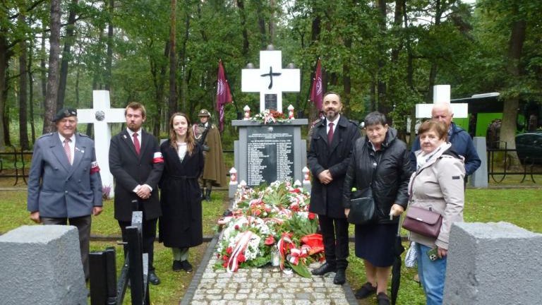 Hold Bohaterom w sercu Puszczy Niepołomickiej z przedstawicielami Samorzadu Wielickiego i KPW-007.jpg