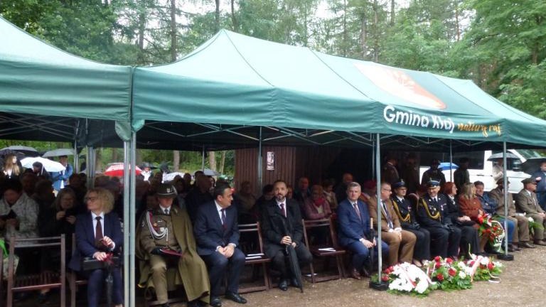 Hold Bohaterom w sercu Puszczy Niepołomickiej z przedstawicielami Samorzadu Wielickiego i KPW-008.jpg