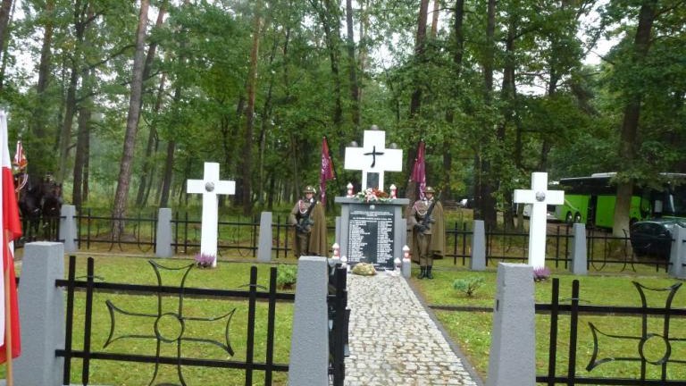 Hold Bohaterom w sercu Puszczy Niepołomickiej z przedstawicielami Samorzadu Wielickiego i KPW-009.jpg