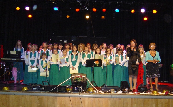 Dziewczęcy Chór "Ziarenko" w partnerskim Saint-Andre