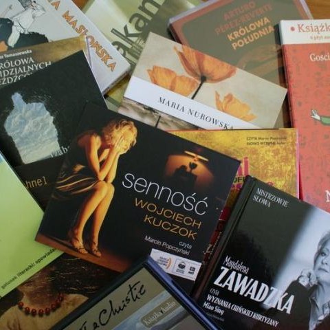 Audioboooki na półkach biblioteki