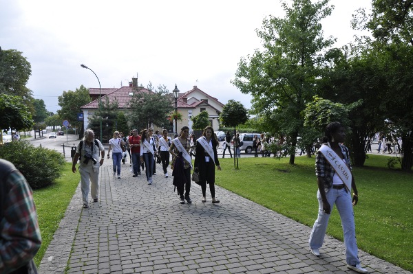 Piękne kobiety w solnym mieście