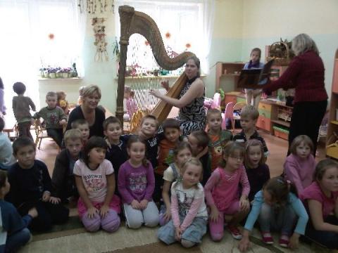 Przedszkolaki poznają instrumenty