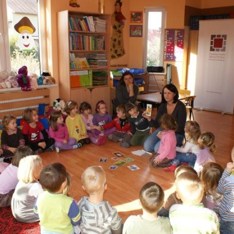 „Biblioteka przychodzi do człowieka” – czytaj z nami!