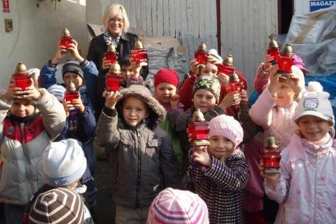 Przedszkolaki w Wytwórni Zniczy i Świec w Śledziejowicach