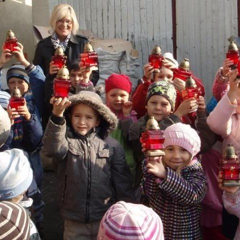 Przedszkolaki w Wytwórni Zniczy i Świec w Śledziejowicach