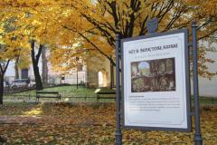Oznaczenie miejsc historycznych szybów górniczych w centrum miasta Wieliczka