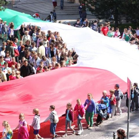 Gigantyczna flaga Włoch płynęła ulicami miasta