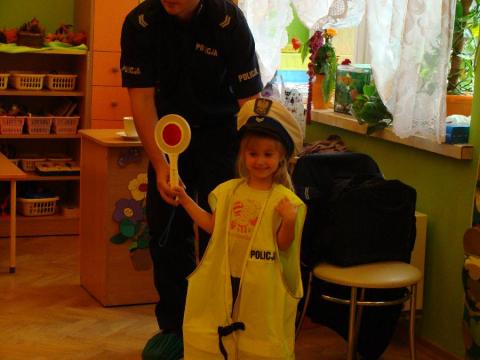 PRZEDSZKOLAKI ZE ŚLEDZIEJOWIC POZNAJĄ PRZEPISY RUCHU DROGOWEGO
