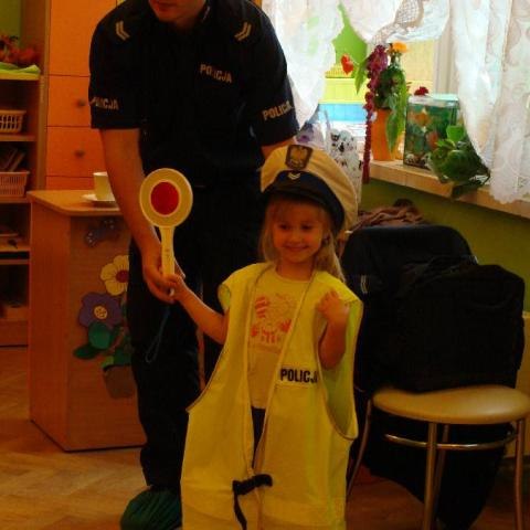 PRZEDSZKOLAKI ZE ŚLEDZIEJOWIC POZNAJĄ PRZEPISY RUCHU DROGOWEGO